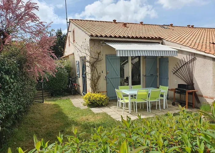 Petite Maison Dans Residence Avec Piscine Proche Plage Et Centre Ville A Pied